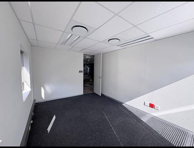 32M² SERVICED OFFICE TO LET IN VORNA VALLEY